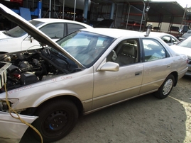 1997 TOYOTA CAMRY LE BEIGE 2.2L AT Z15055